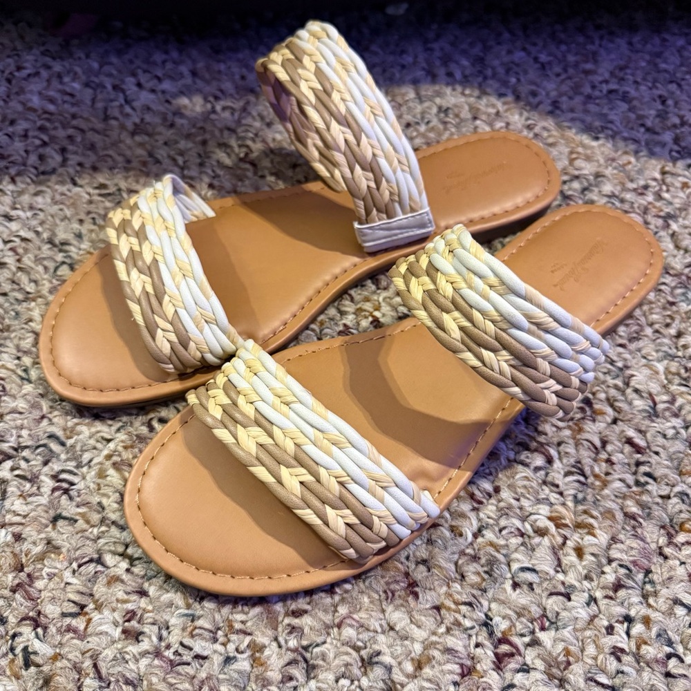 Universal threads sandals nwot